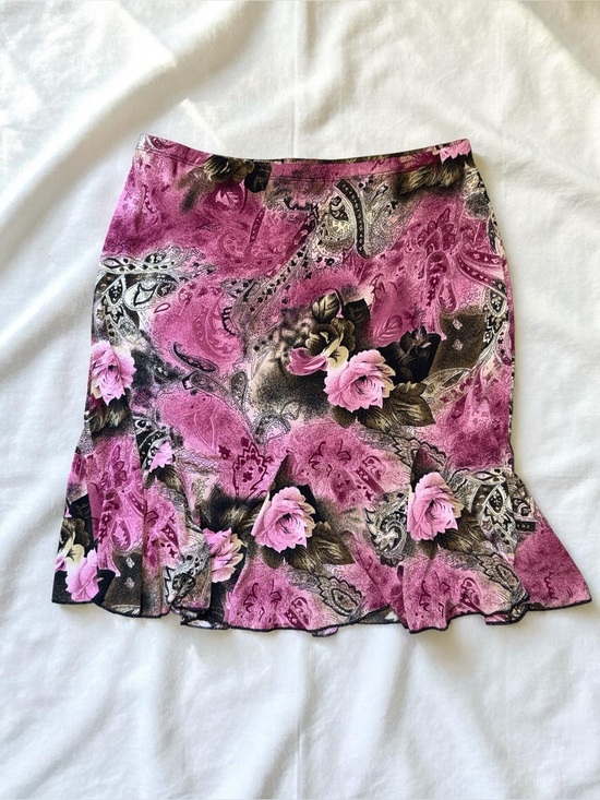 Suzie In The City Dresses & Skirts - Y2K ruffled him stretchy slinky knee length floral skirt